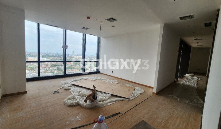 Premium location at the OFFICE CIPUTRA WORLD SURABAYA Tower, close to other business areas and toll access.