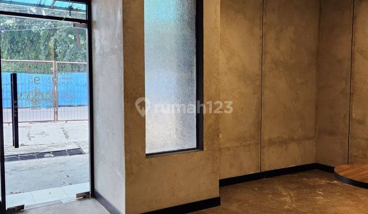 Dijual Rumah 2 Lantai Lokasi Sangat Strategis di Jalan Pahlawan  2