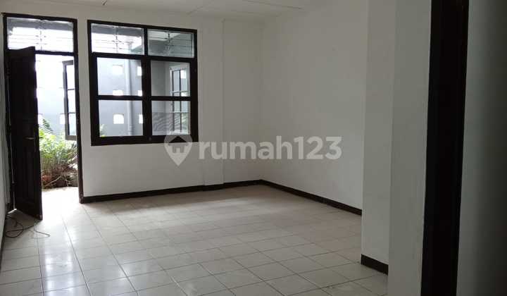 For Sale House with Comfortable NJOP Price, Ready to Occupy, Suitable for Boarding Houses, Location in Cibogo Sayap Surya Sumantri, Bandung 2