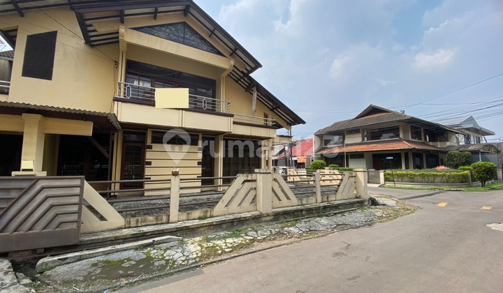 Dijual Rumah dengan Tanah Besar Lokasi Strategis di Komplek Muara Bandung 2