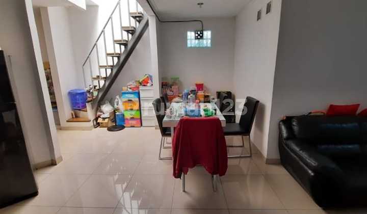 Disewakan Hunian Terawat Super Nyaman Lokasi Strategis di Singgasana Pradana, Bandung 1