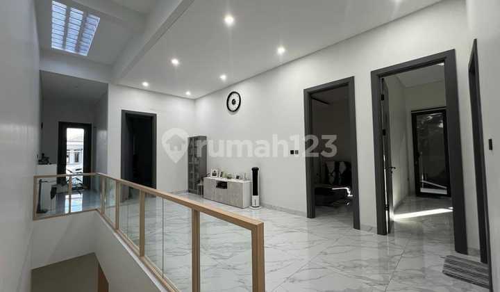 Dijual Rumah dengan Kolam Renang Semi Furnished Siap Huni Modern Minimalis Lokasi di Turangga Bandung 2