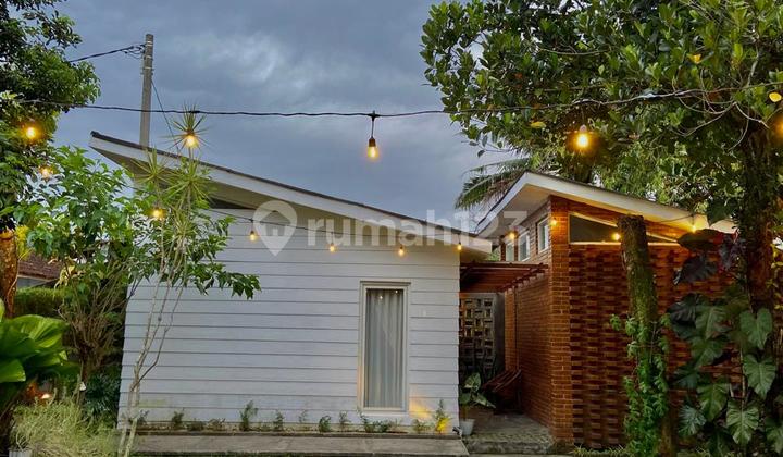 Serene Villa with Wooden Gazebo Near Kaliurang