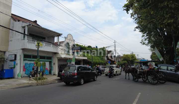 Miliki Bangunan Komersial Hanya Beberapa Langkah Dari Titik 0 Kilometer Yogyakarta