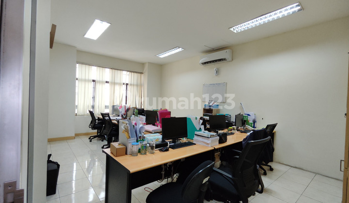 Three-Story Shophouse in the Heart of Yogyakarta, Ideal for Offices or Business 2