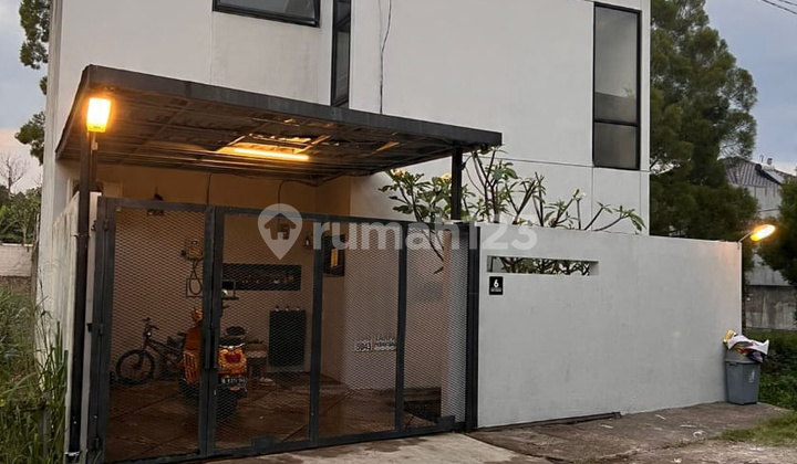 Dijual Rumah 2 Lantai Bergaya Industrial 