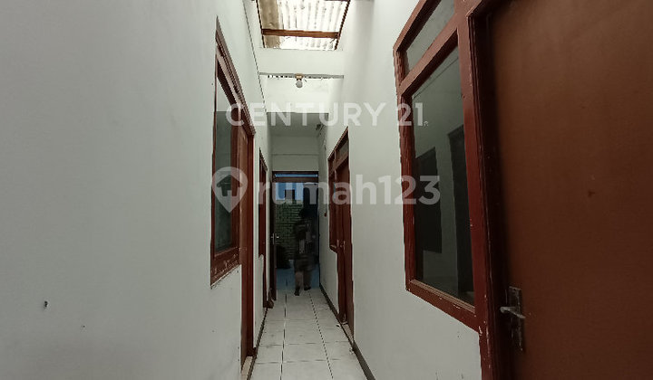 2-Storey Shop House with Glass Doors, 10 Rooms, Suitable for Bank and Boarding House. 2