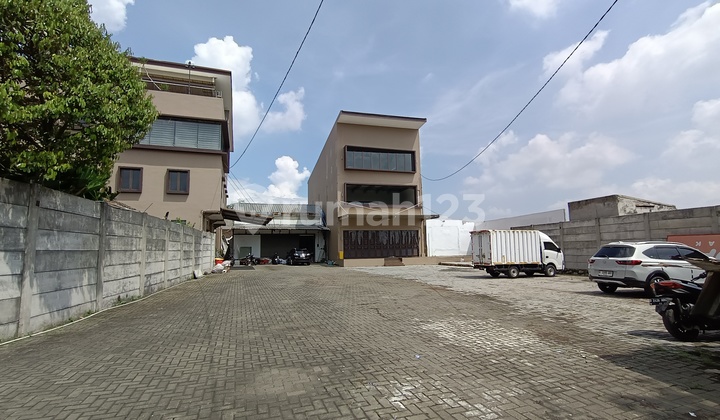Beautiful 3-Story Shop House, Ready to Use in a Strategic Location in Cimahi City