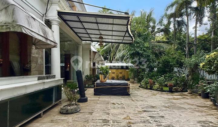 Rumah Cantik Prime Area Depan Taman di Menteng Jakarta Pusat 2
