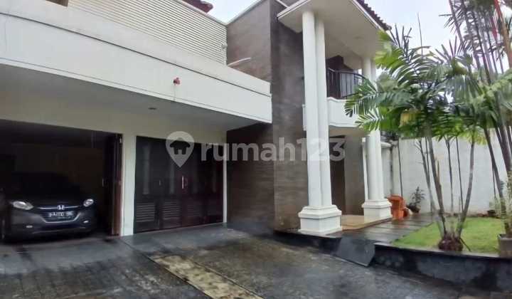 Rumah Siap Huni Ada Swimming Pool di Kemang Jakarta Selatan