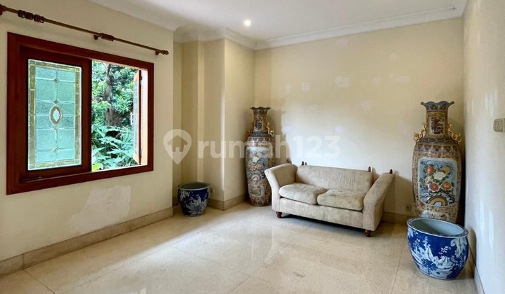 Rumah Terawat Depan Taman Row Jalan Lebar di Pondok Indah Jakarta 2