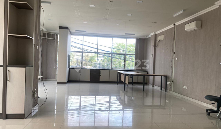 5-story shop house 5x17 m2 Royal Sunter Southeast corner spacious parking