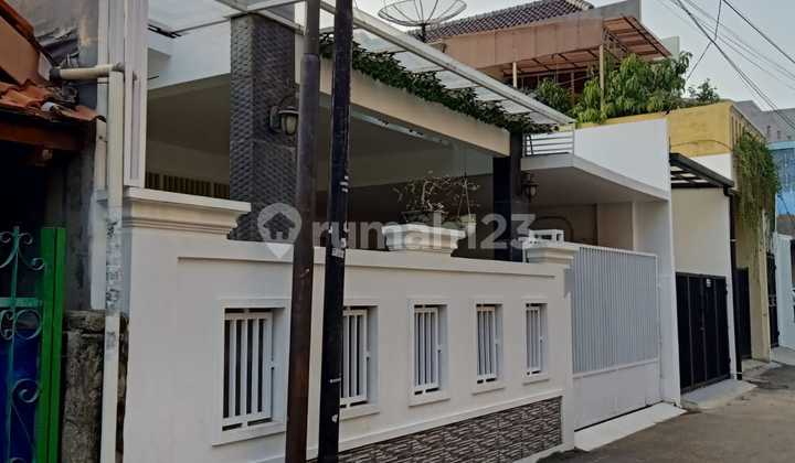 For Sale Spacious Semi-Furnished House in Matraman, Jakarta