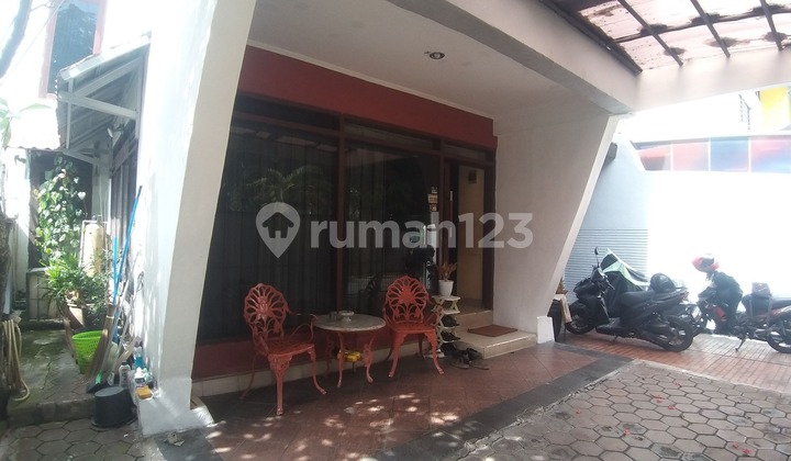 Rumah Hoek Depan Taman Lebar Jalan 2 Mobil di Area Tebet, Jaksel, Hub 0813xxxx Satu Delapan Tiga Delapan