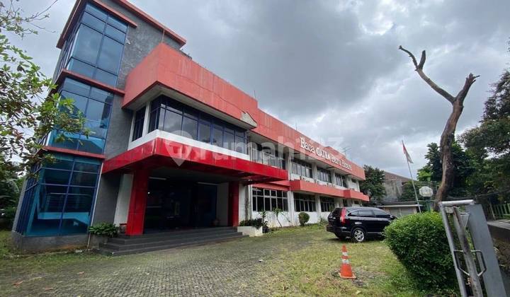 Dijual Gedung 3 Lantai Bekas Kantor Majalah Terkenal dijamannya.. Carport bisa menampung 45 mobil.