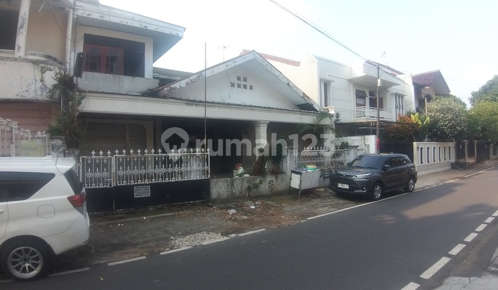 Rumah Hitung Tanah dekat taman Ecopark Tebet Timur, Lebar Jalan 3 Mobil, Hub Arief 0813-Satu Delapan Tiga Delapan-Satu Delapan Tiga Delapan.