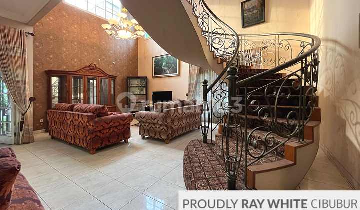 Rumah Besar, Hoek, Depan Taman di Kota Wisata, Cibubur 2