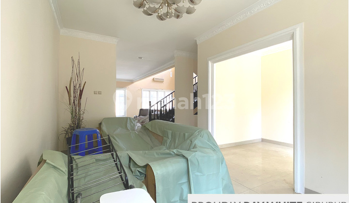 Rumah Besar dengan Halaman Luas di Kota Wisata, Cibubur 2