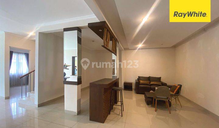 ruang keluarga rumah cantik  siap huni posisi