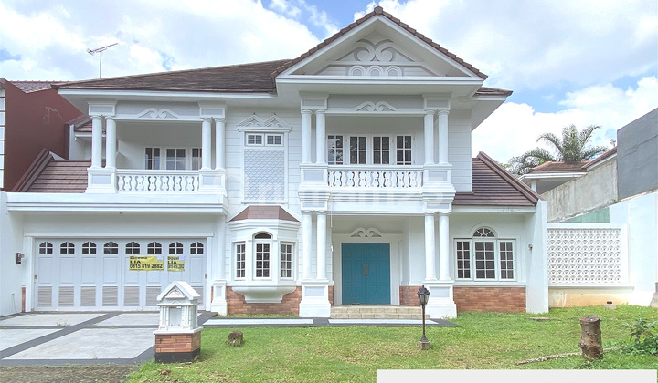 Rumah Besar dengan Halaman Luas di Kota Wisata, Cibubur