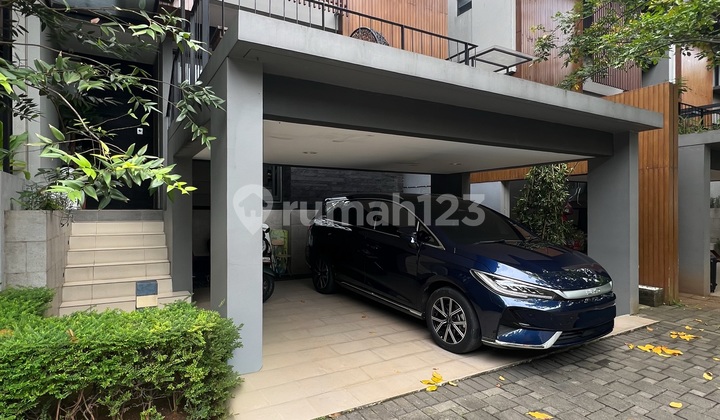 Dijual Rumah 2,5 Lantai dengan Attic Room 2