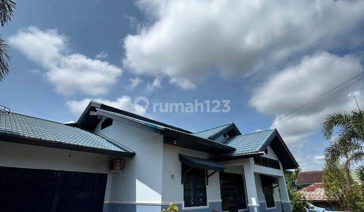 Rumah Cantik Halaman Luas Tepi Jalan 1