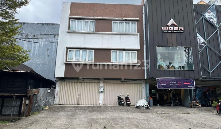 For Rent 3-Story Shop House on Pengayoman Street 1