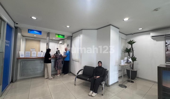 Disewakan Rumah 2 lantai di Jalan Jenderal Sudirman 2