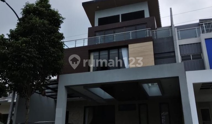 Nice House, 3 Floors, Comfortable and Safe Environment in Sentul.