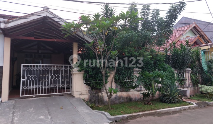 One-story house, strategically located near Pondok Ranji Station.