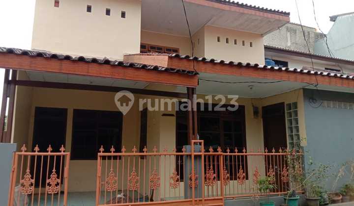 House near Sudimara Bintaro Station, Sector 9 in Bintaro Sector 9. 2