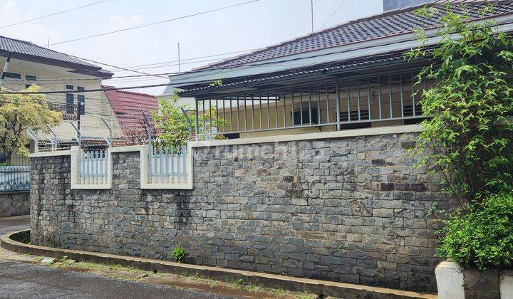 Rumah posisi huk di Kebon Jeruk Jakarta Barat kondisi bagus terawat.  1