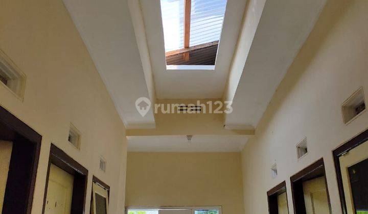 Rumah 2 Lantai Bagus Semi Furnished SHM Lokasi di Dinoyo, Malang 2