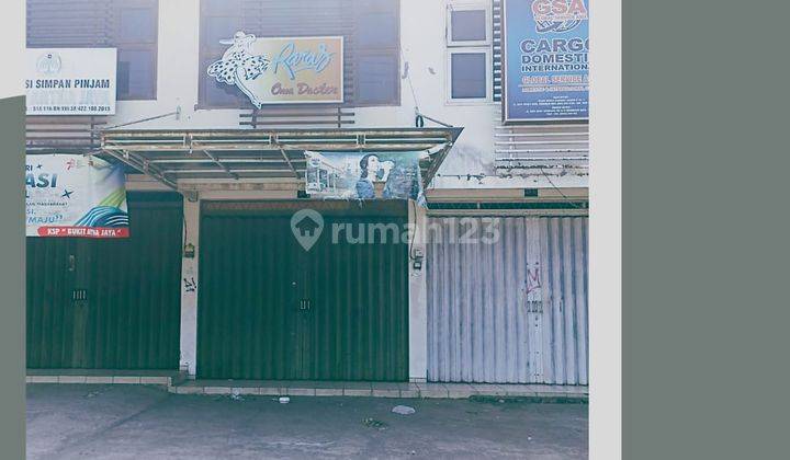 Ruko 2 Lantai Bagus Potensial Untuk Bisnis Lokasi Pinggir Jalan 1