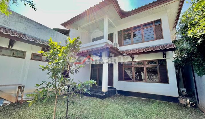 Rumah Klasik dengan Layout tinggi dan terang