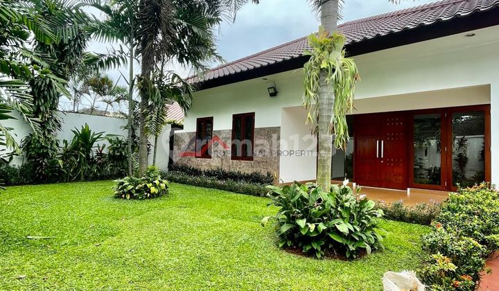 Rumah Asri rindang halaman luas 