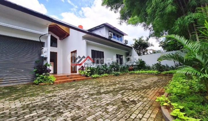 Beautiful House with a Peaceful and Lush Atmosphere in Kemang, South Jakarta Beautiful House with a Peaceful and Lush Atmosphere in Kemang, South Jakarta