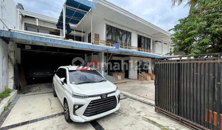 Fully Renovated House for Rent with a Spacious Yard in Kebayoran Baru Area, South Jakarta