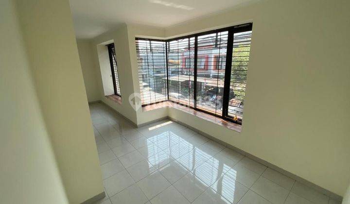 ruang keluarga rumah 2 lantai di cluster