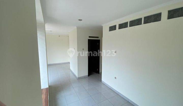 ruang keluarga rumah 2 lantai di cluster