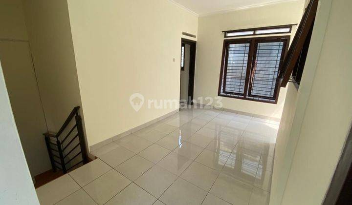 kamar tidur rumah 2 lantai di cluster