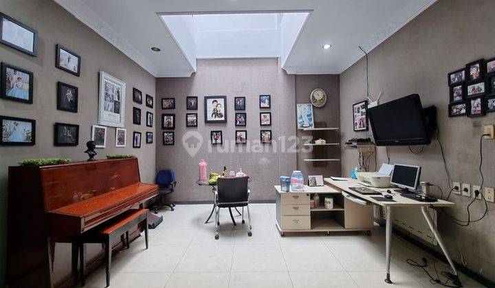 DI JUAL 1 UNIT VILLA SIAP HUNI DI JALAN BATU BARA BELAKANG YANG LIM PLAZA 7