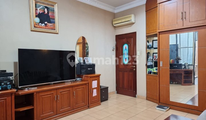 DI JUAL 1 UNIT VILLA SIAP HUNI DI JALAN BATU BARA BELAKANG YANG LIM PLAZA 9