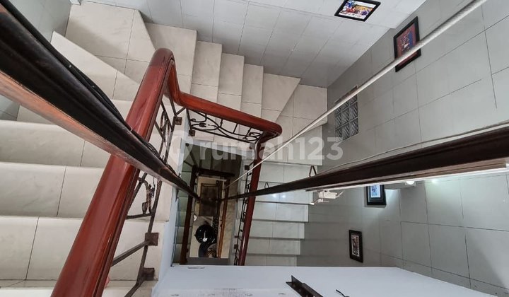 DI JUAL 1 UNIT VILLA SIAP HUNI DI JALAN BATU BARA BELAKANG YANG LIM PLAZA 11