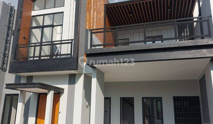 Rumah Scandinavian 2 lantai  Kotagede Yogyakarta, carport 2 mobil 1