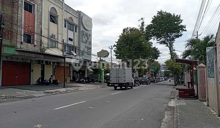 For Rent Strategic Large Shop House - Near Solo Press Monument, Banjarsari, Solo 2