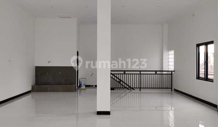 New Gress 2-Story Shop House on One Side of the Main Highway in Jebres, Solo 2