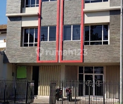 Strategic 3-Story Shop House in the Heart of Solo City, Suitable for Office / Business