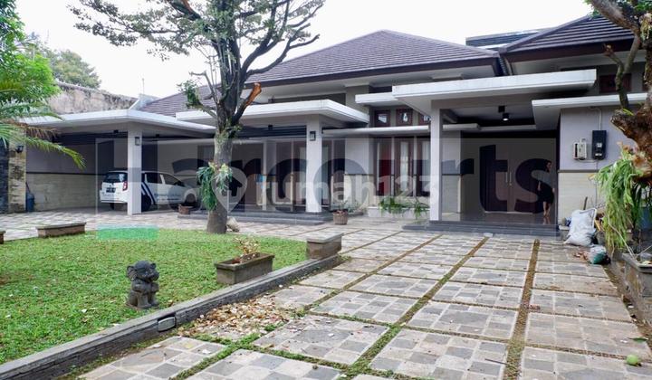 Rumah Mewah Dengan Kolam Renang Di Laweyan Solo Rumah Mewah Dengan Kolam Renang Di Laweyan Solo