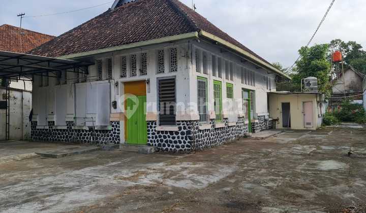 Disewakan  rumah lama kolonial hitung tanah di jalan abdul rahman saleh banjarsari solo, dekat radio metta fm dan restoran am&co 1